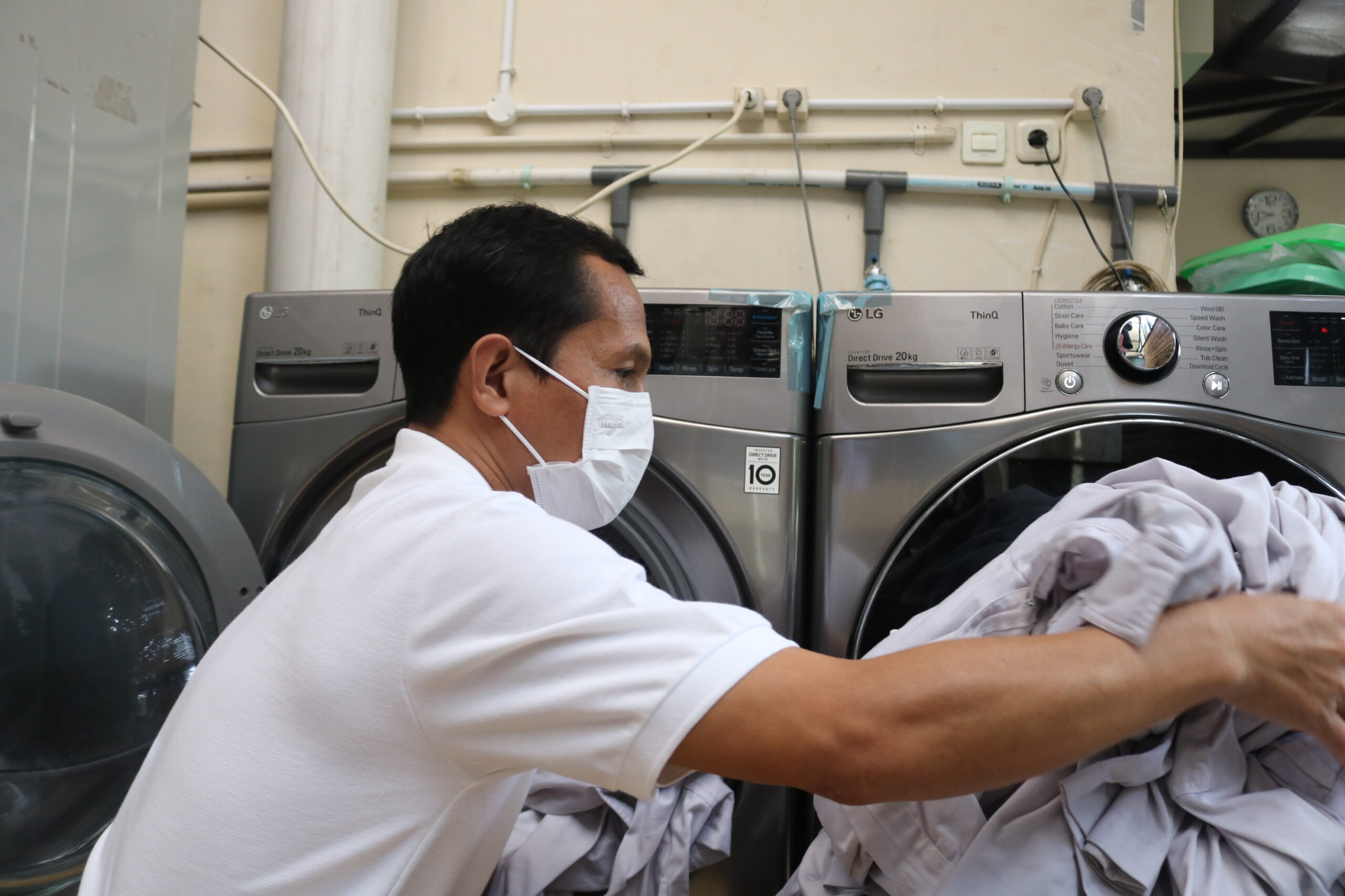 take laundry out of washing tool